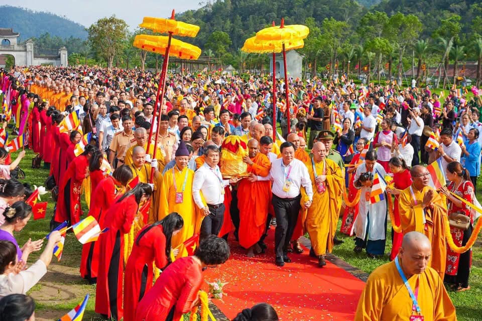 Trọng thị lễ cung rước xá lợi Đức Phật về Cung Trúc Lâm Yên Tử 