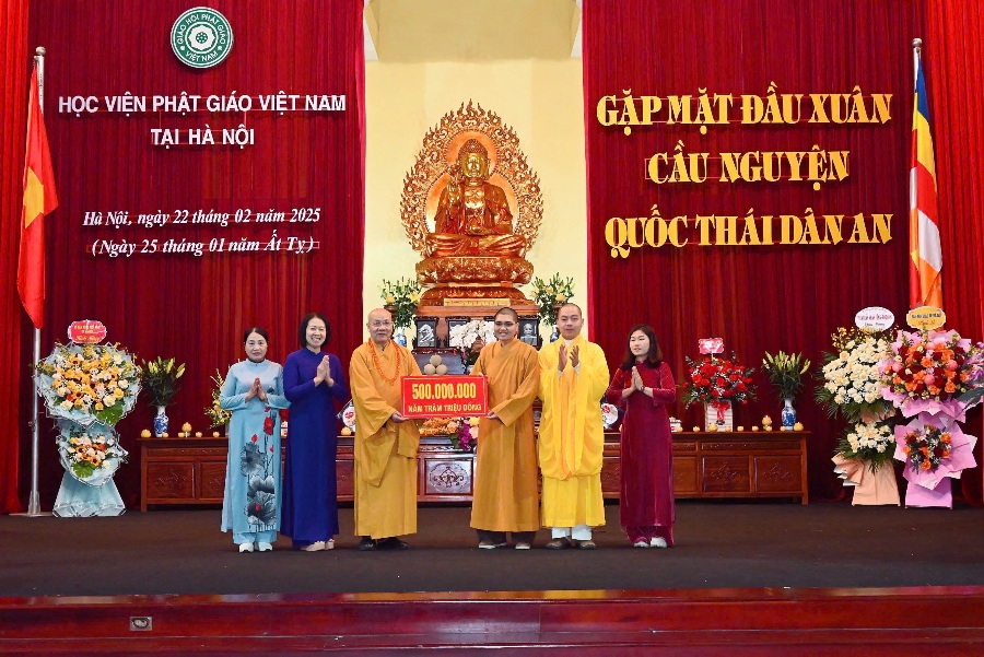 Ban bảo trợ học đường tỉnh Quảng Ninh cúng dường Học viện Phật giáo Việt Nam tại Hà Nội 500 triệu đồng 